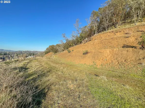 719 N View Dr, Winchester, OR 97495