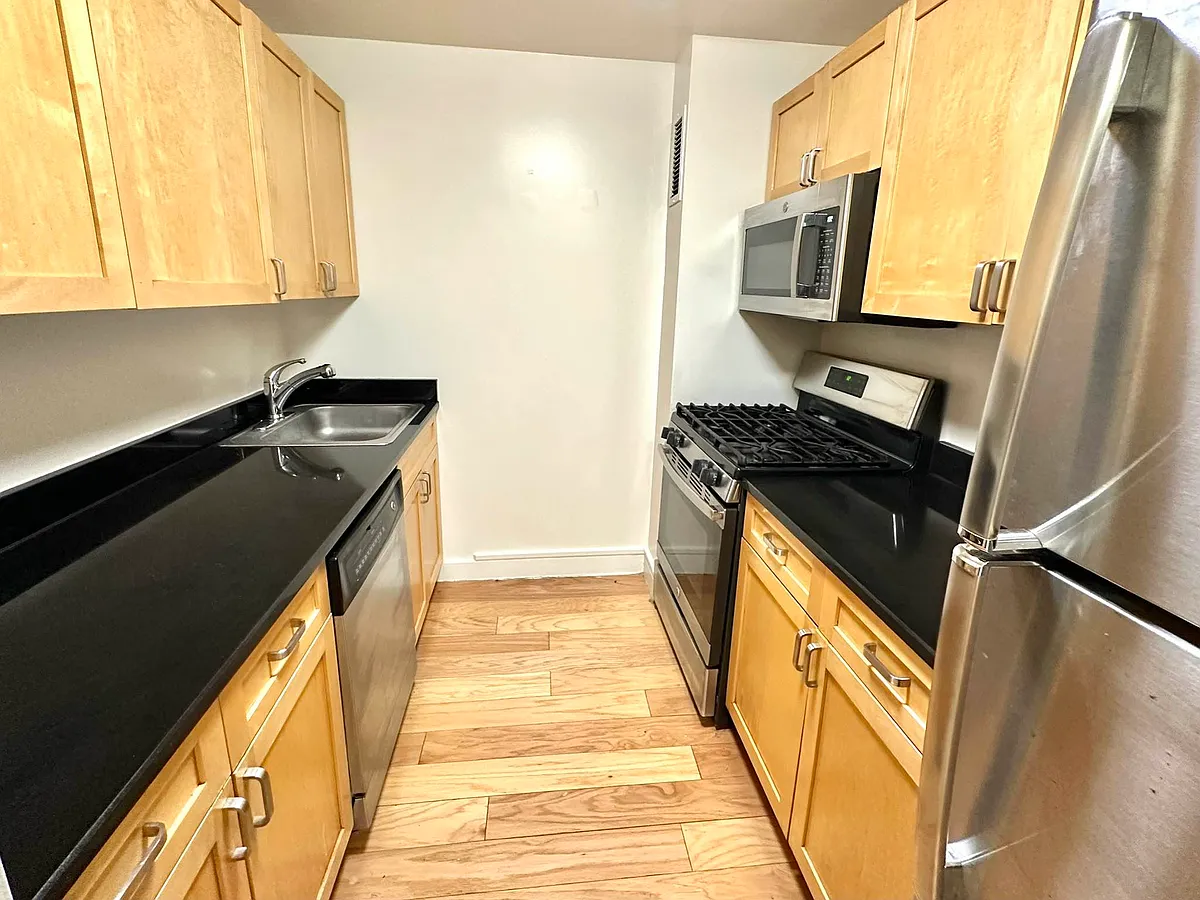 Photo 2 of 16 - 323 W 96th St #315 - Manhattan, NY Building Photo - 323 W 96th St #315