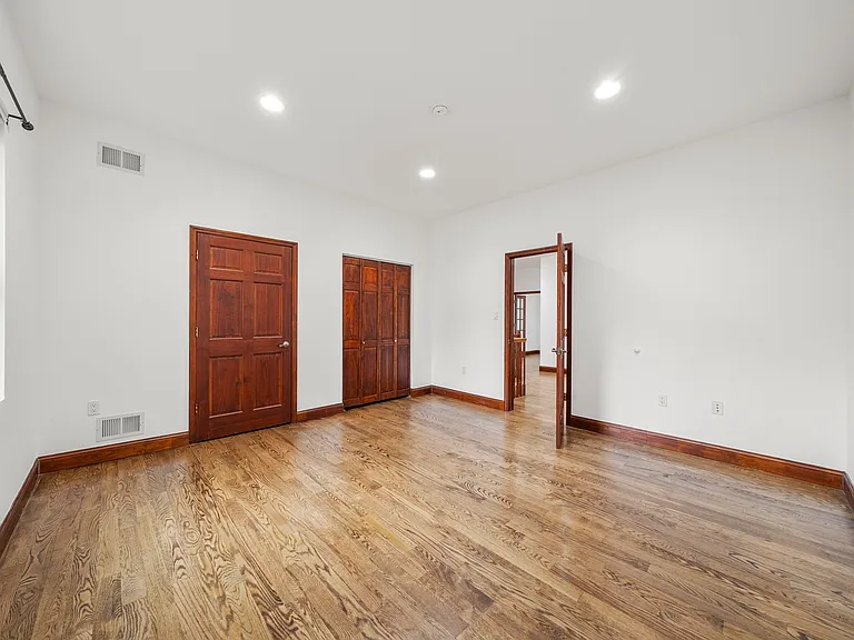 385 Livingston St — Photo 22