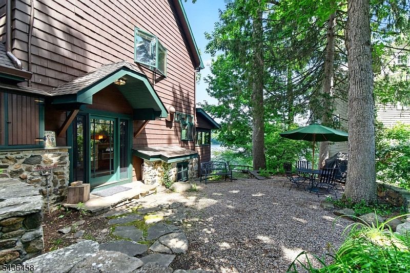 1st image of 134 Cedar Lk W