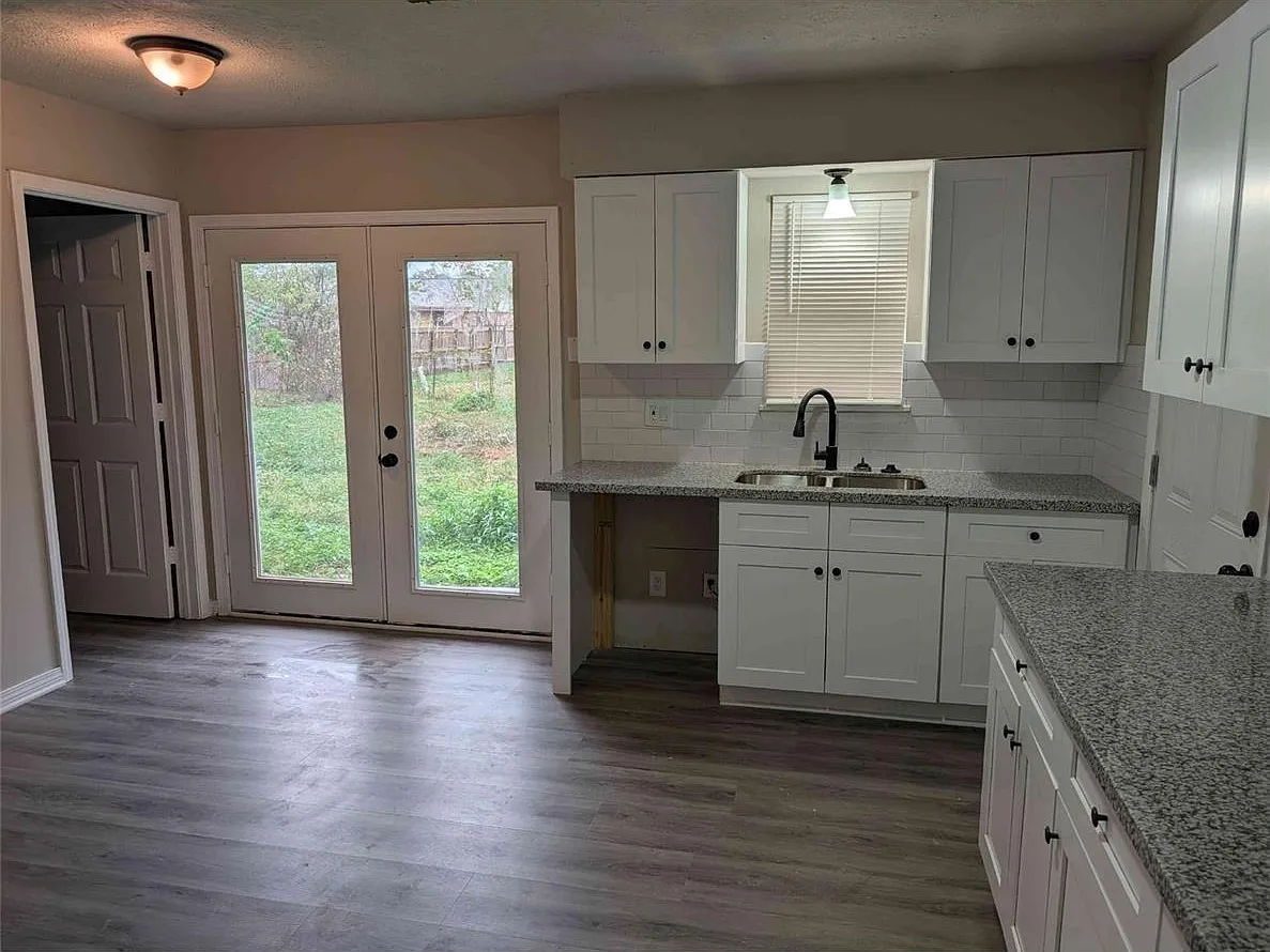 3 bed, 2.0 bath, 1296 sqft, $1,900 — Photo 3
