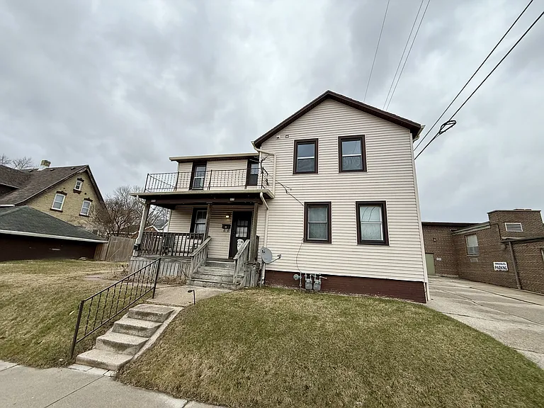 913A S 17th St — Photo 2