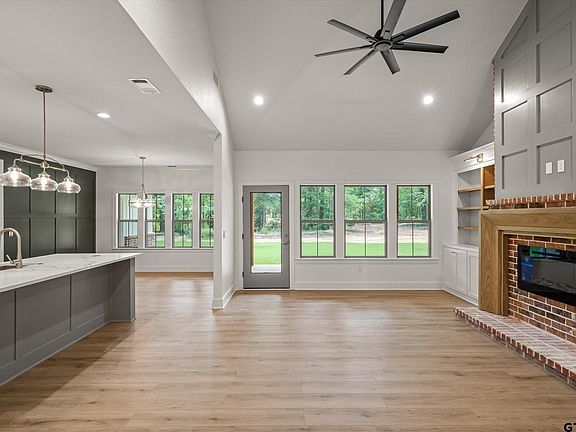 4th image of 404 Private Road 5808