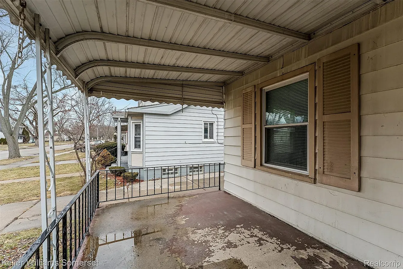3 bed, 890 sqft, $1,300 — Photo 3