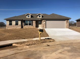313 Oak Ave, Gentry, AR 72734