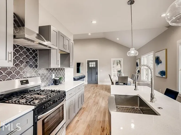 1253 Princess Ave SW — Photo 10