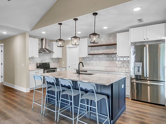 5th image of 221 Alston Cir