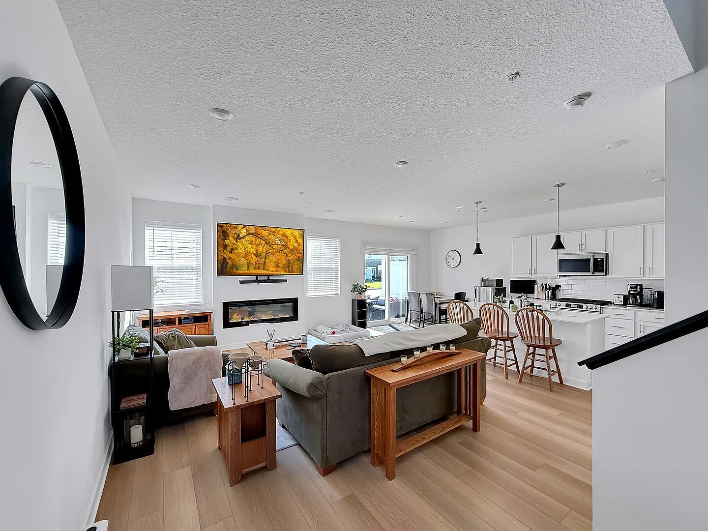 3 bed, 3.0 bath, 1719 sqft, $2,495 — Photo 3
