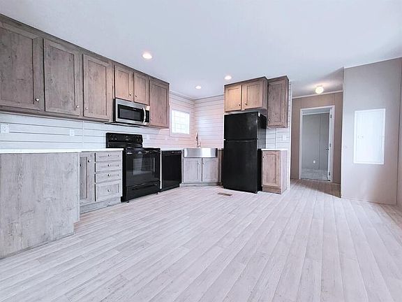 3rd image of 4617 Rainbow Ln