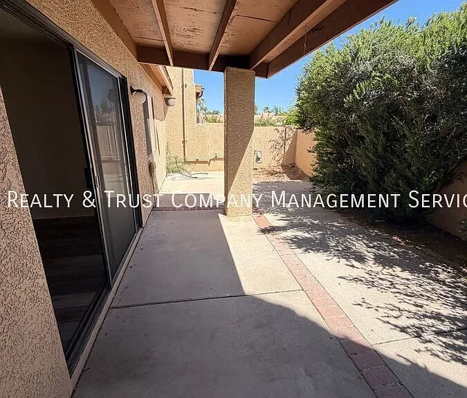 709 W Millbrook Ln — Photo 24