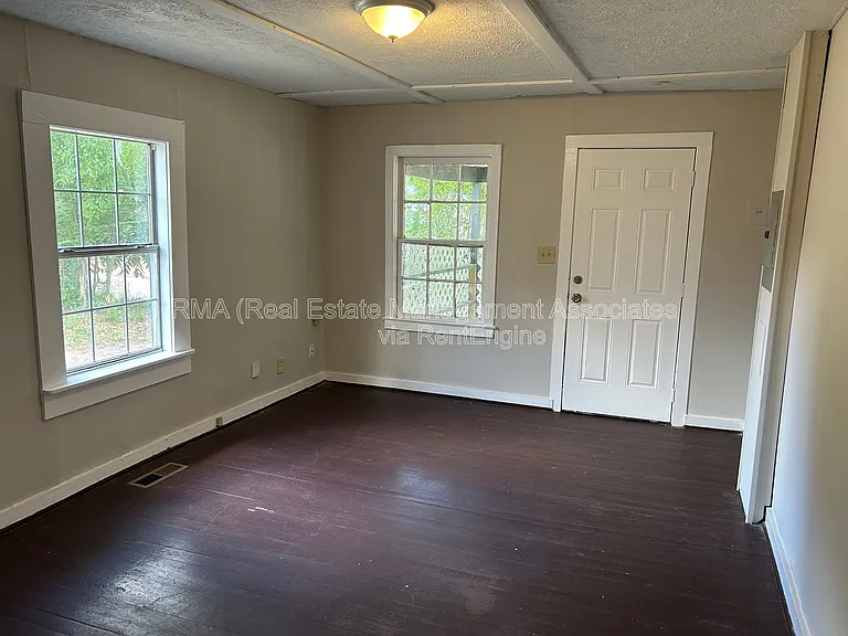 1048 W College St — Photo 5
