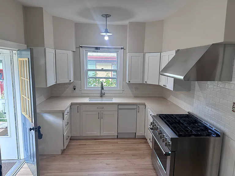 734 2nd St E — Photo 16