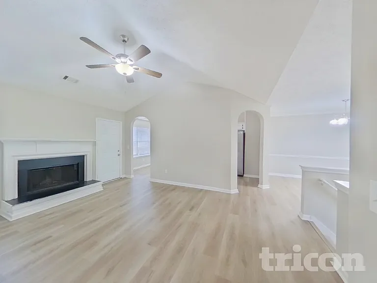 800 Lorraine Ln — Photo 2