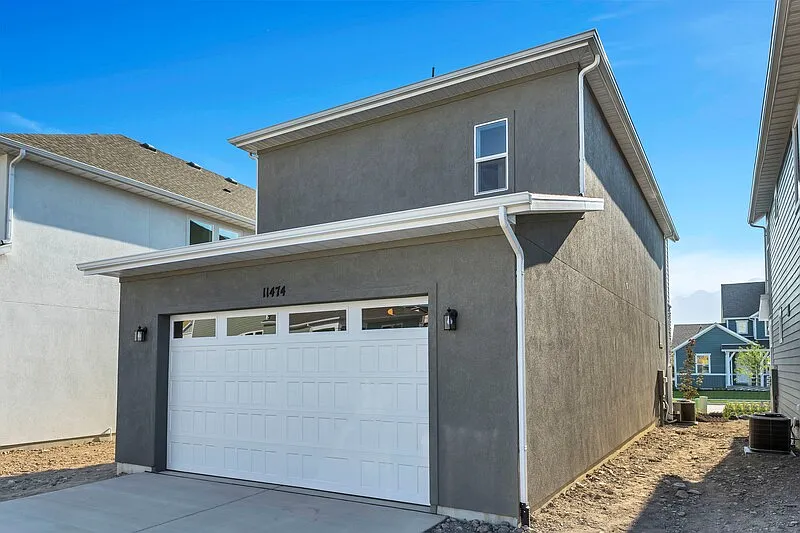 3 bed, 2.0 bath, 2400 sqft, $2,575 — Photo 3