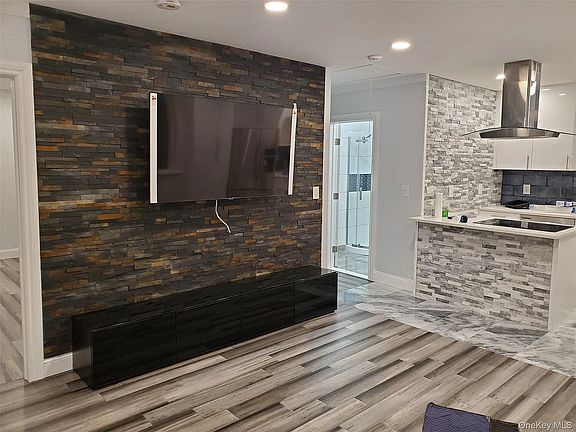 2nd image of 310 Brookside Ct Room 1