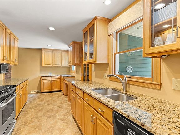 3rd image of 26 Mill St