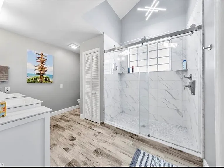 113 Bristol Ln — Photo 2