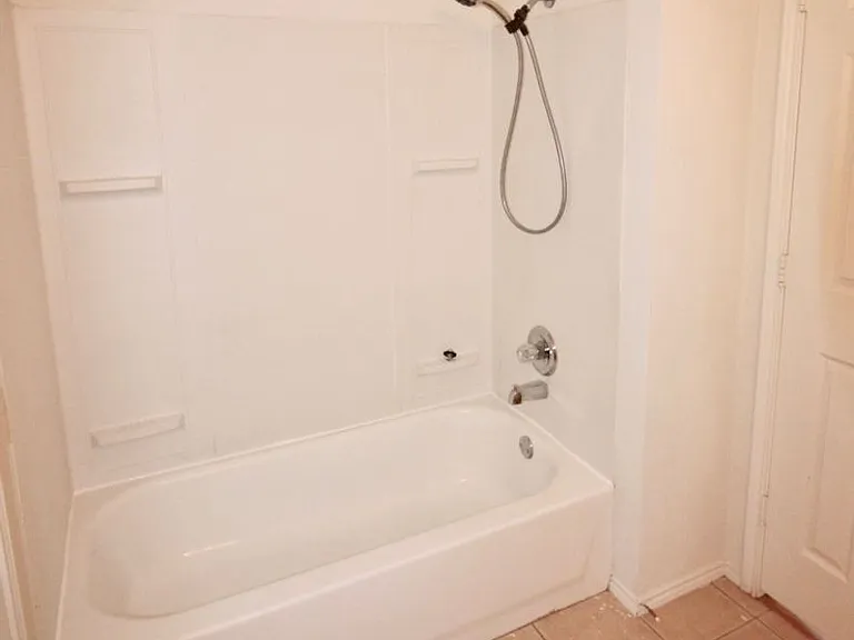 112-114 Collett Ct — Photo 14