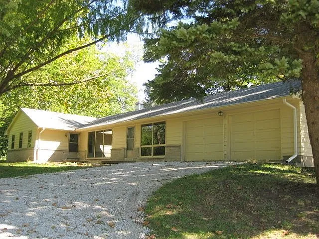 1424 W Grove Rd photo 1
