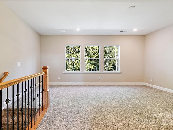 5th image of 552 Fern Hill Rd