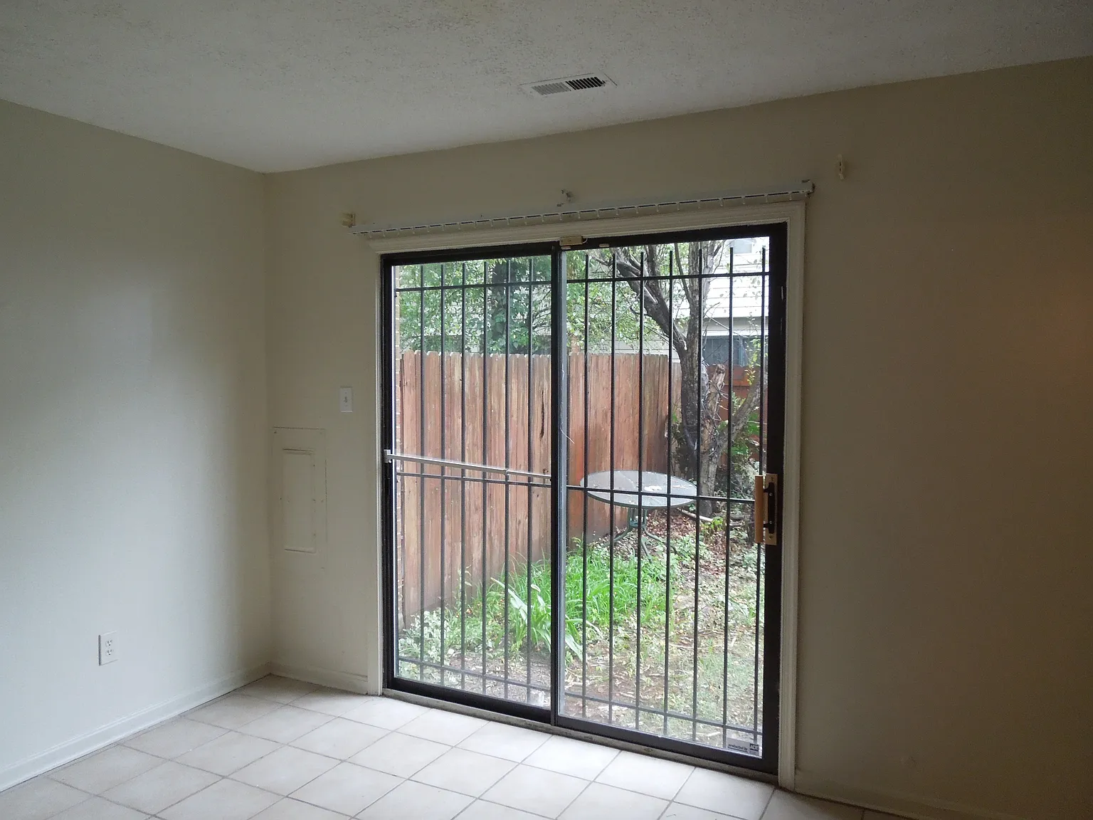 260 Newcomb St SE photo 1