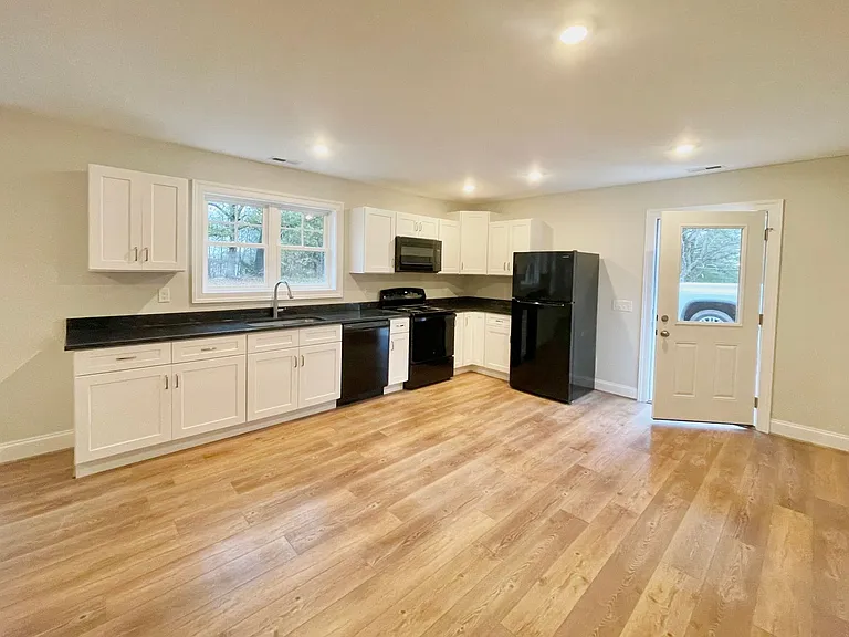 100 Taylor Rd — Photo 2