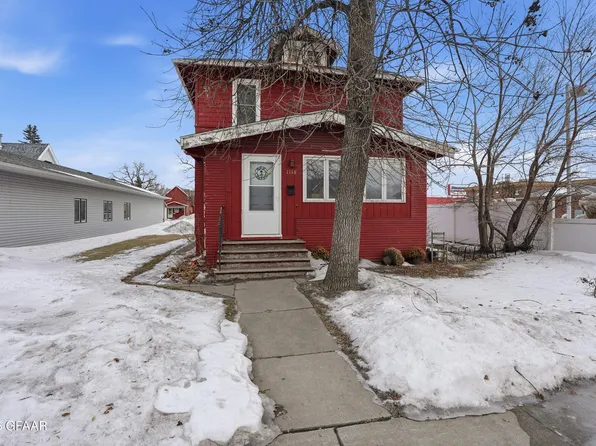 1118 Hill Ave, Grafton, ND 58237