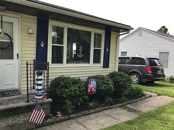 4th image of 376 N Miley Dr
