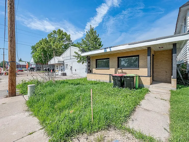 135 N McKenzie Ave — Photo 4