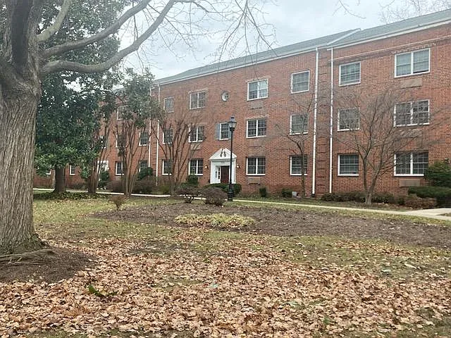 Building Photo - 1730 W Abingdon Dr #102