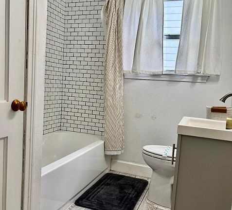 4th image of 1911 Tabor St