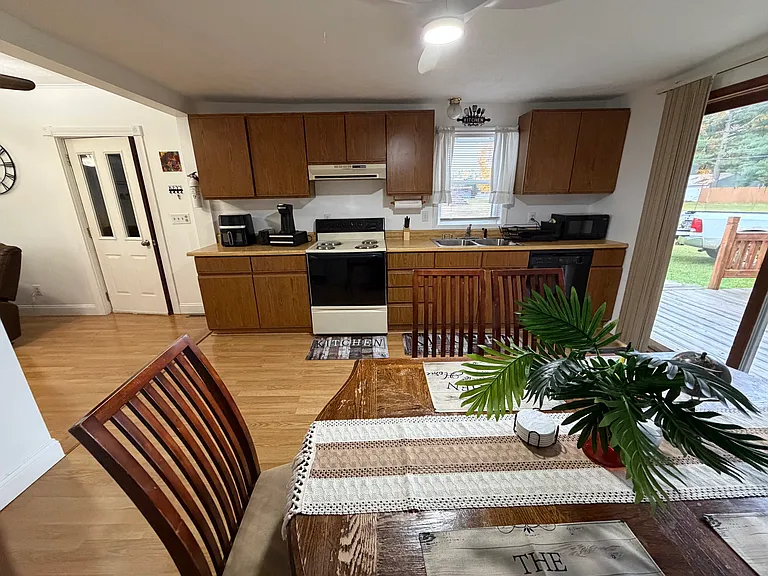 141 N Milton St — Photo 9