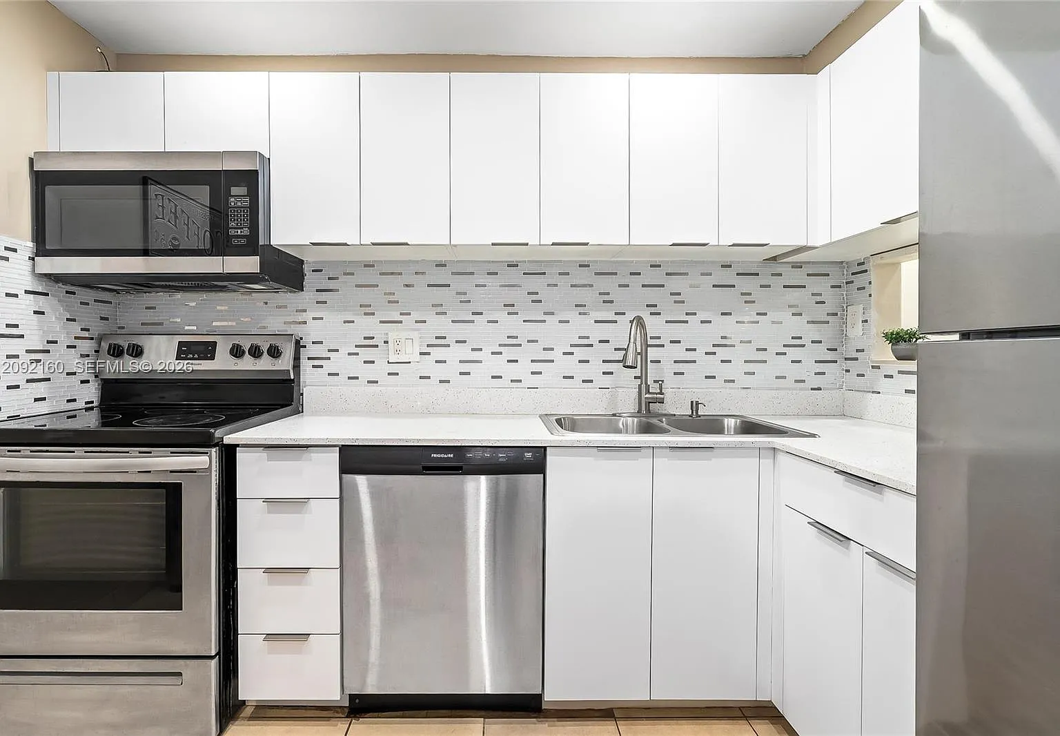 3670 Inverrary Dr — Photo 1