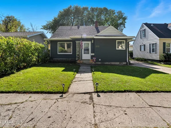 1715 2nd Ave N, Grand Forks, ND 58203