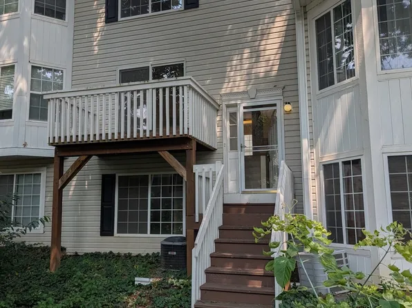 293 W Treehouse Ln, Round Lake, IL 60073