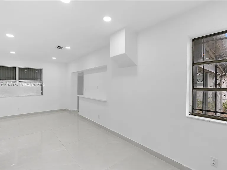 4331 SW 31st Dr — Photo 9