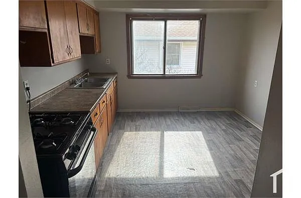 Building Photo - 5756 N 99th St #UPPER