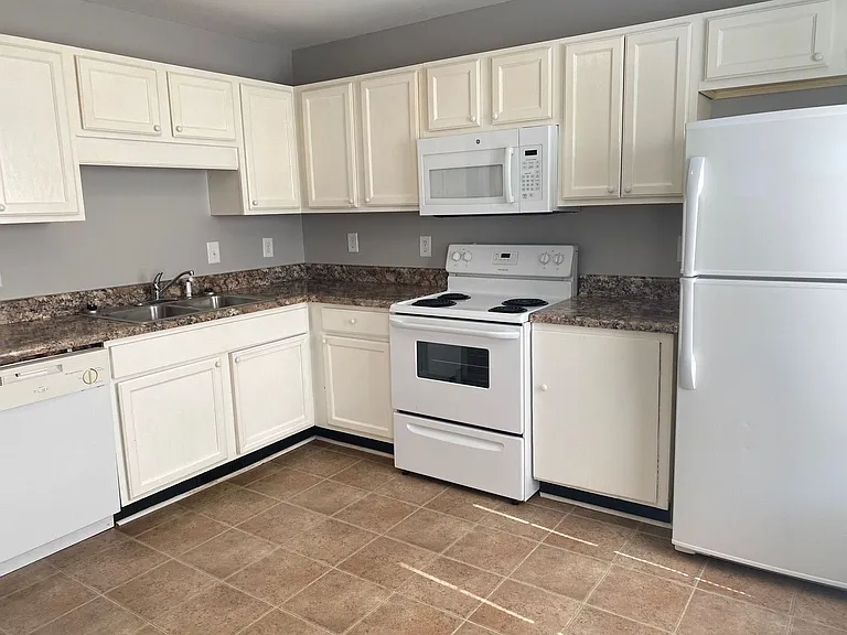 944 Kingsbury Dr — Photo 7