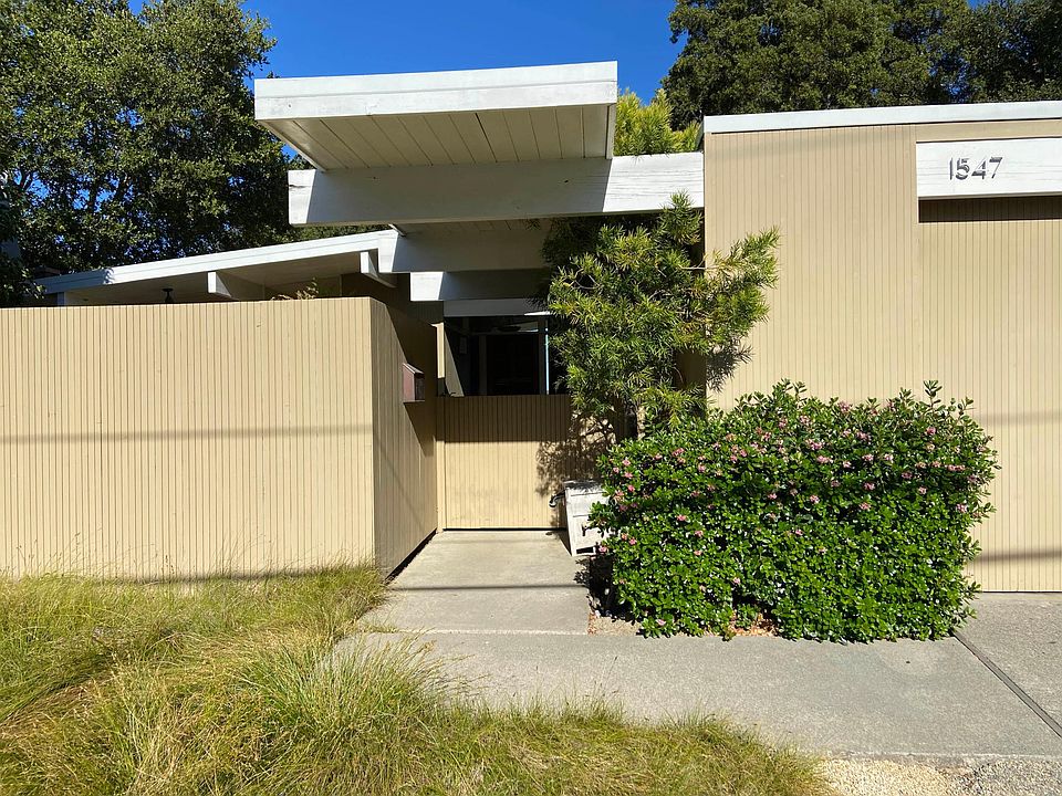Classic Eichler entry. Gated for added privacy. Great for package and grocery delivery.