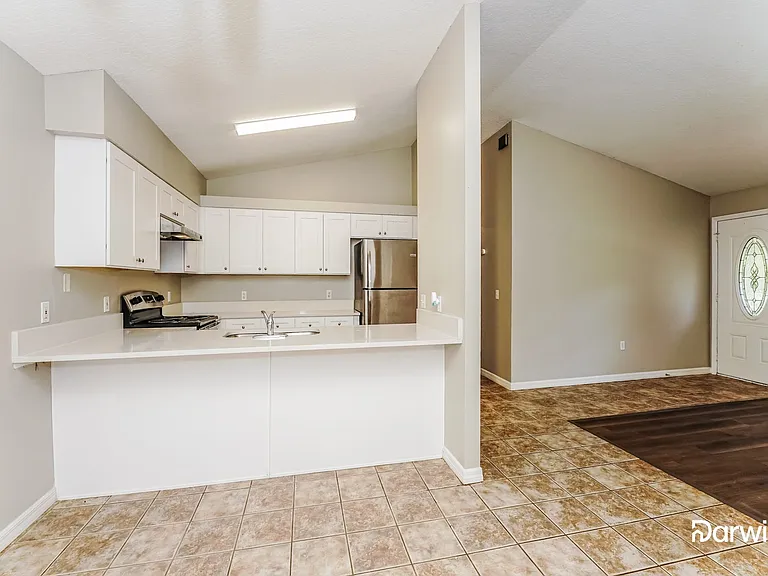 230 N Salisbury Ave — Photo 4