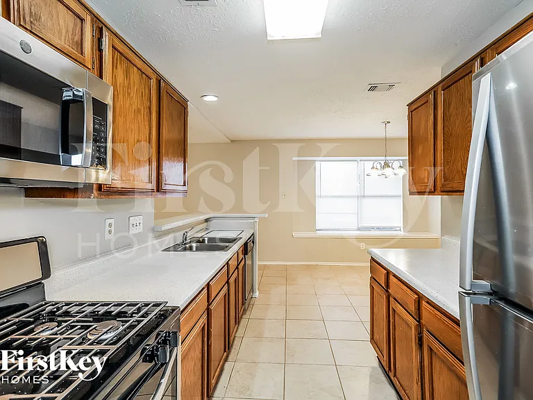 2606 Olster Dr — Photo 5