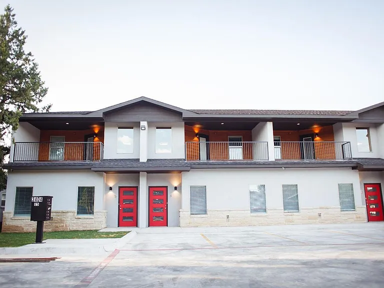 Stunning 4 Bedroom Near Tech — Photo 22