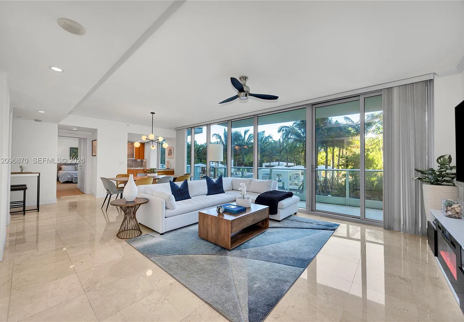 Grovenor House Condo — Photo 1
