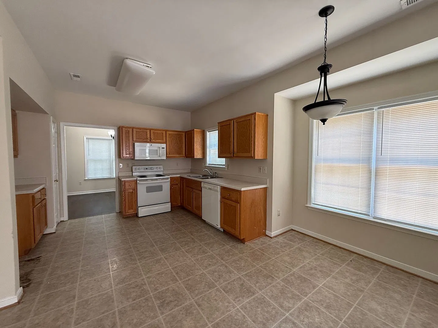 Spacious 4 Bedroom 2.5 Bath Home In Glen Allen — Photo 4