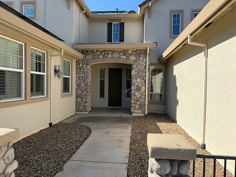 1427 Wyndham Ln — Photo 2