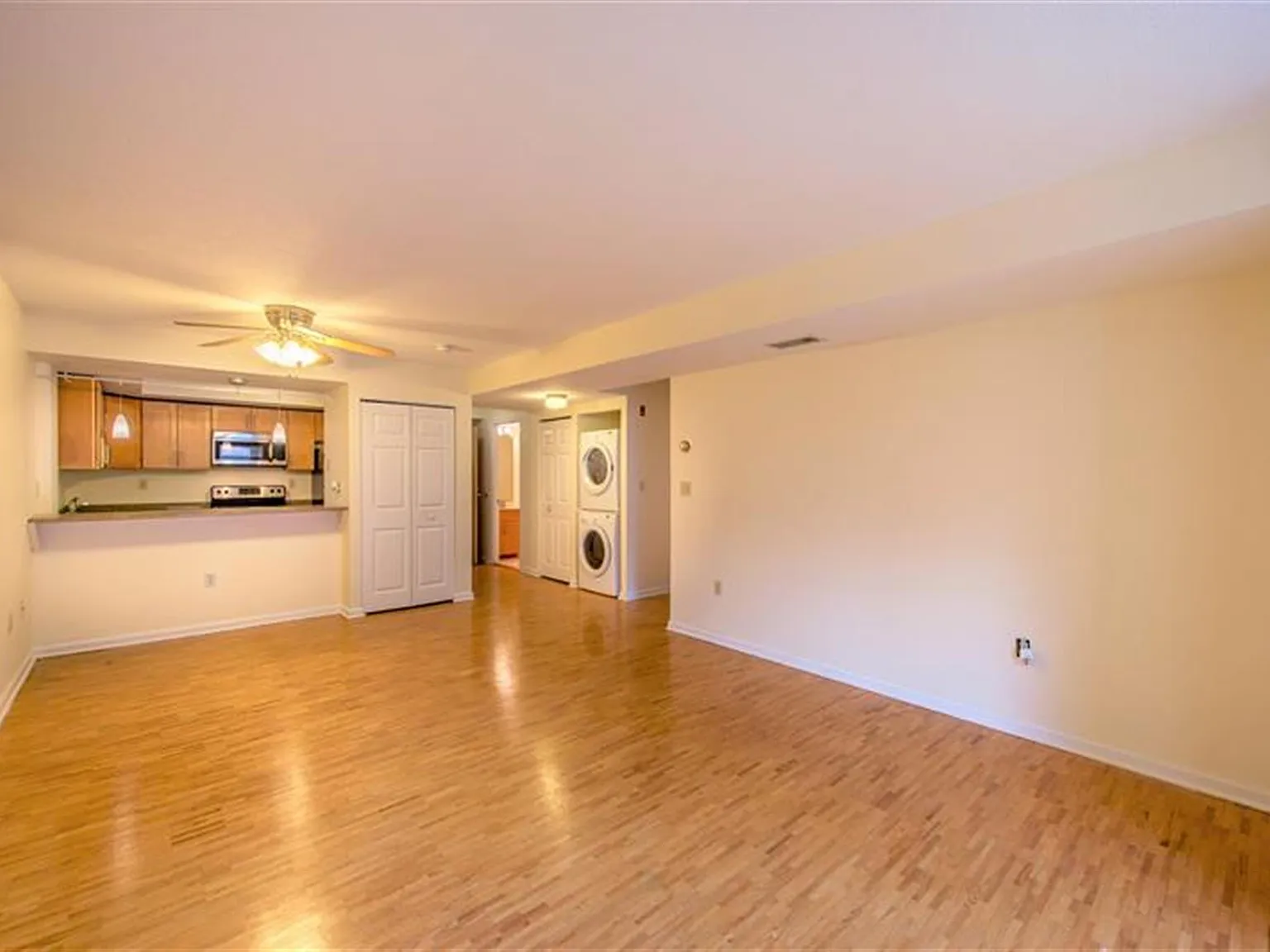 2 bed, 900 sqft, $4,200 — Photo 4