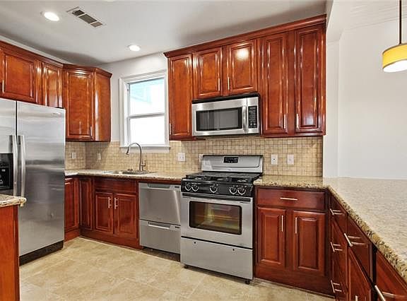 5th image of 804 Voisin St