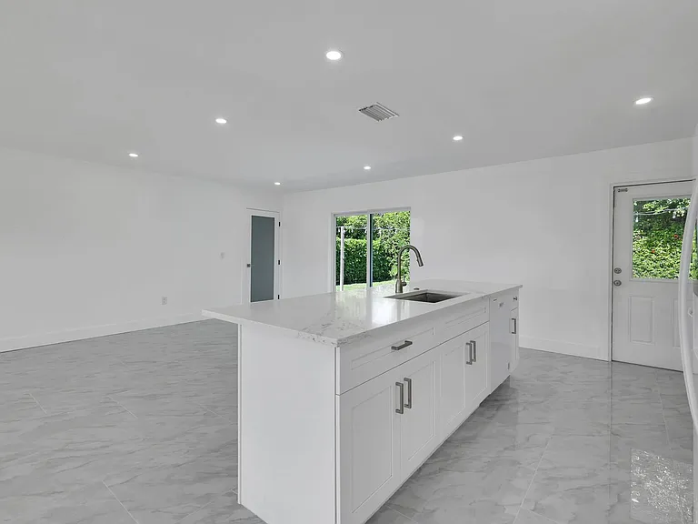 939 Bluebird St — Photo 8