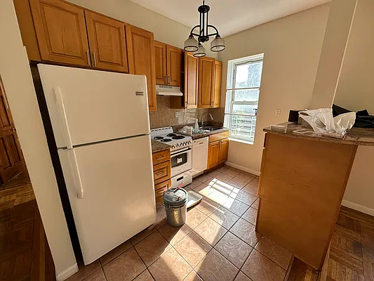 Rented by Premier Metro Realty Corp | media 2