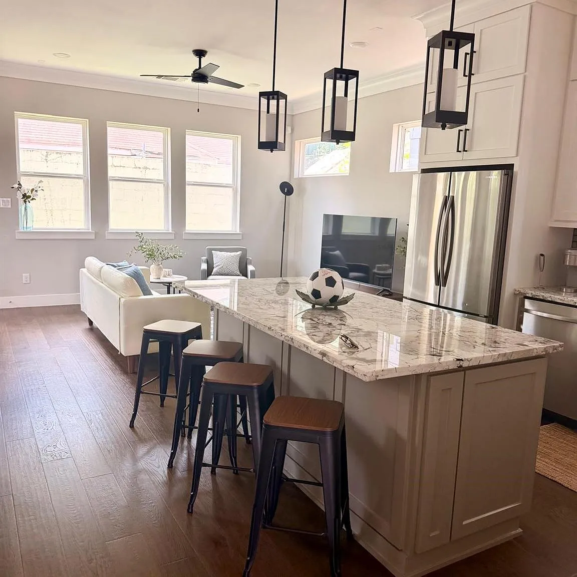 3 bed, 2.5 bath, 1798 sqft, $2,600 — Photo 3